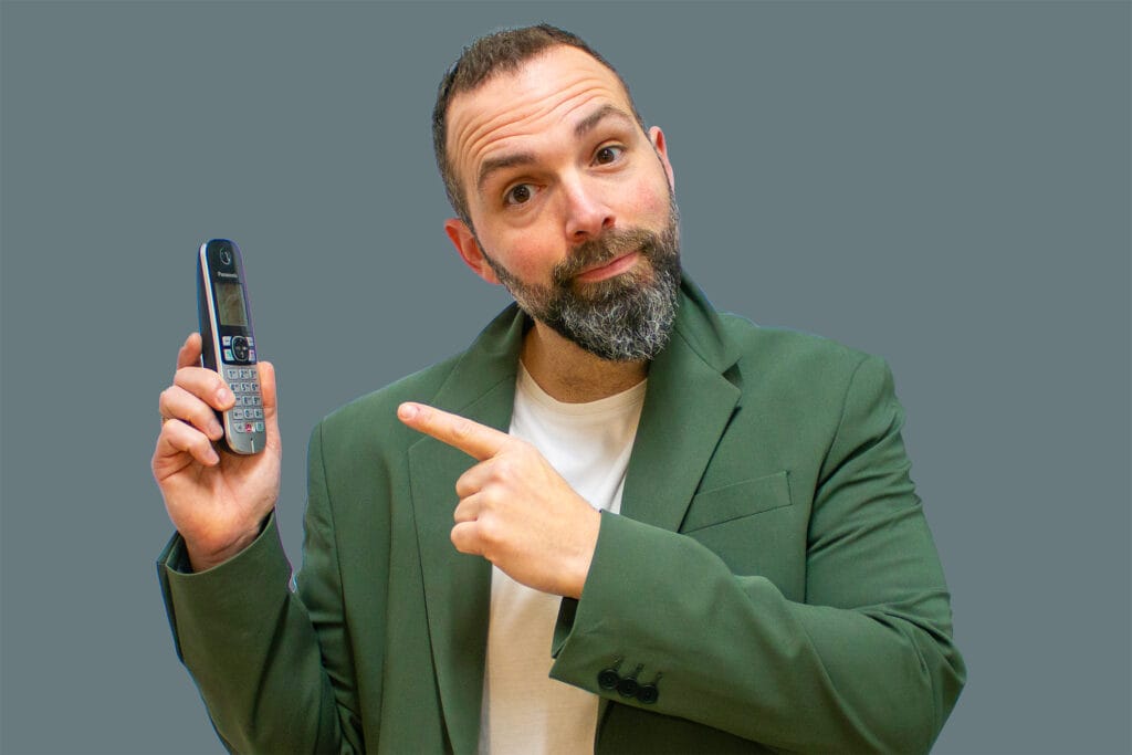 Roberto Namás con un teléfono